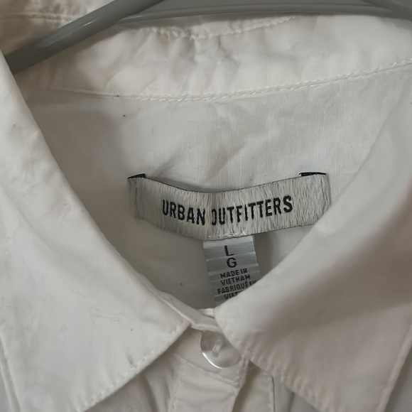 White collared, ruched, crop button down blouse - Picture 4 of 5